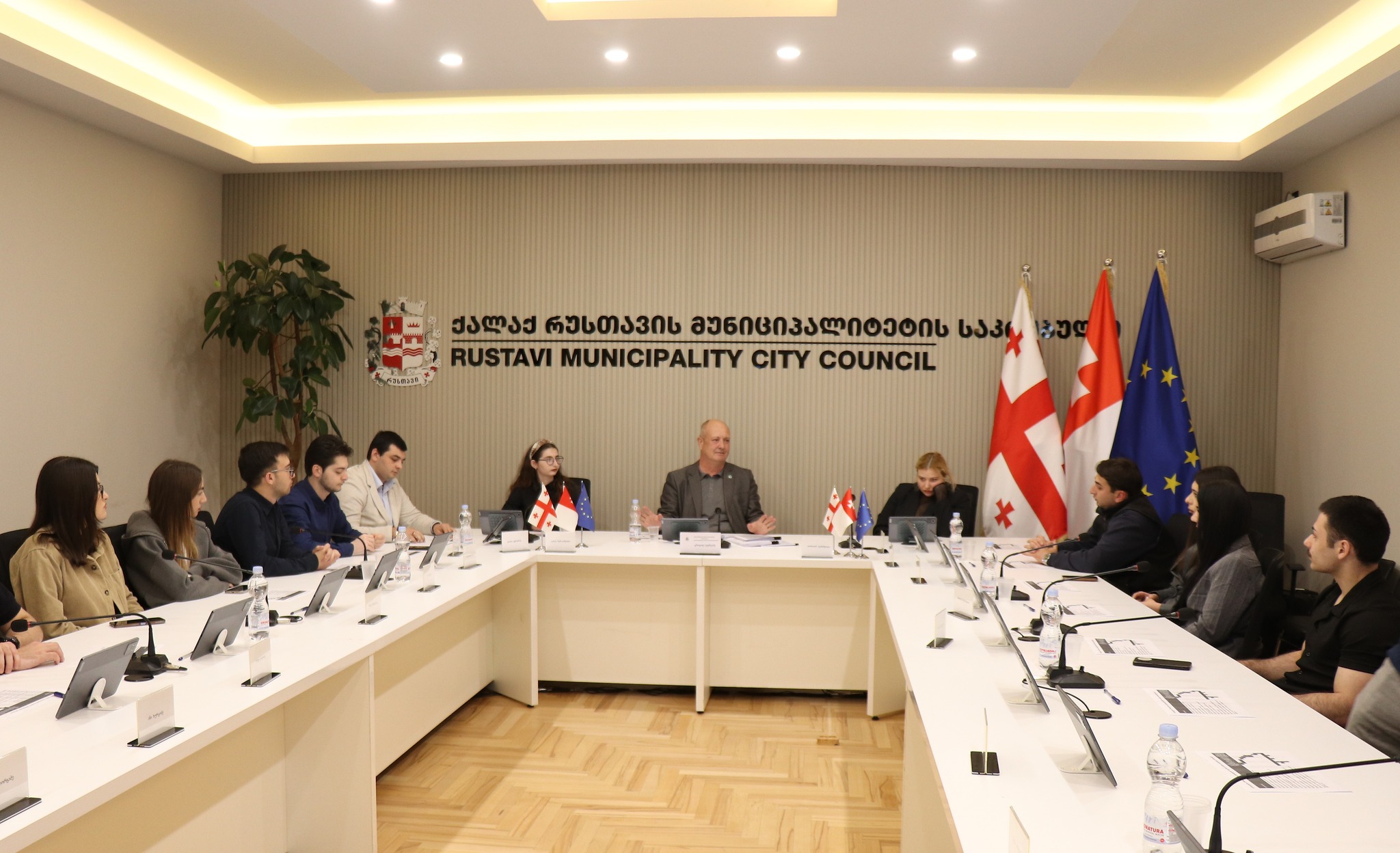 სტაჟირების პროგრამის ,,წარმოადგინე შენი ქალაქი” მონაწილეები რუსთავის საკრებულოს საფინანსო-საბიუჯეტო კომისიის თავმჯდომარეს შეხვდნენ