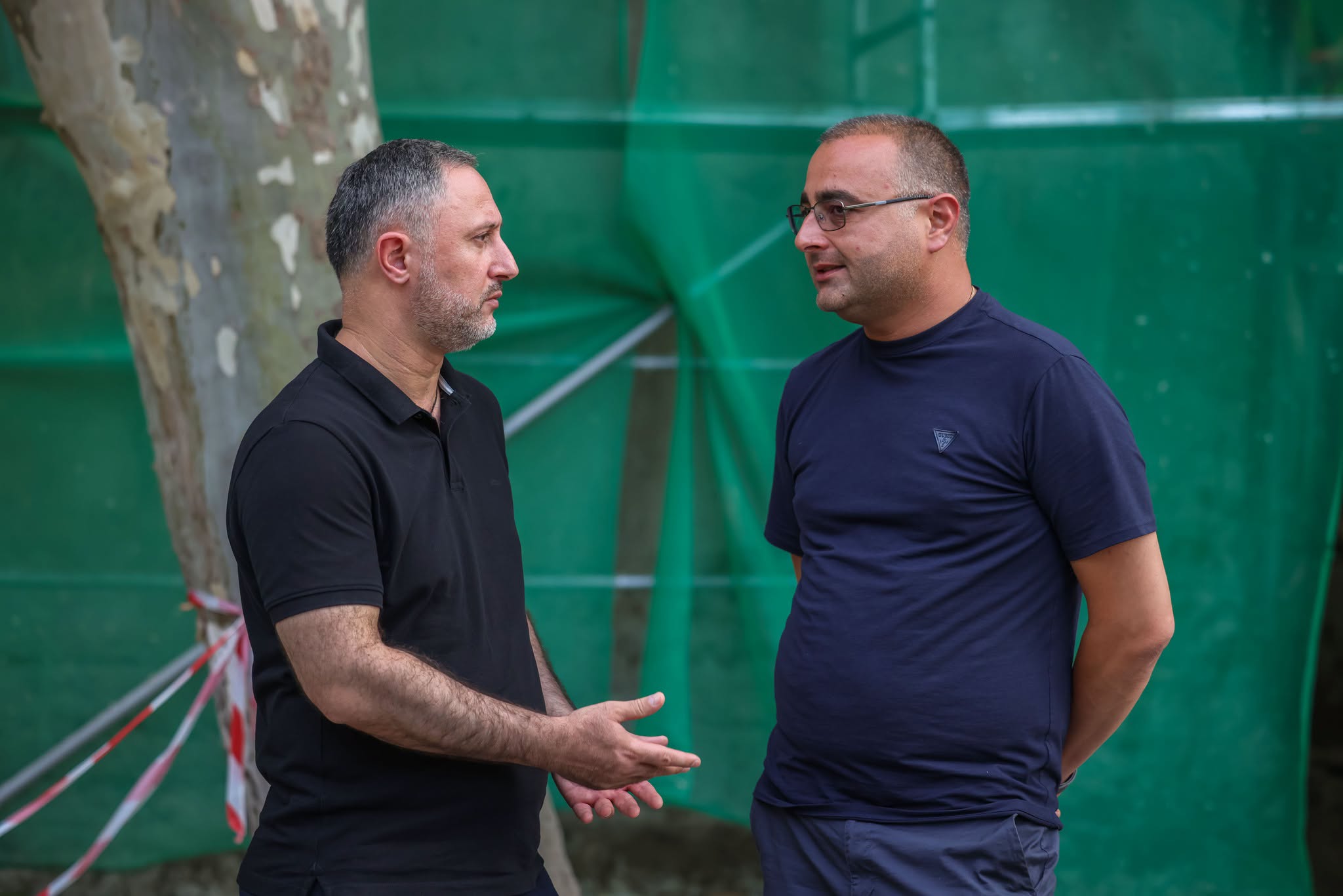 საკრებულოს თავმჯდომარე მამუკა რეხვიაშვილი კორპუსების სარეაბილიტაციო სამუშაოებს ქალაქის მერთან ერთად  გაეცნო