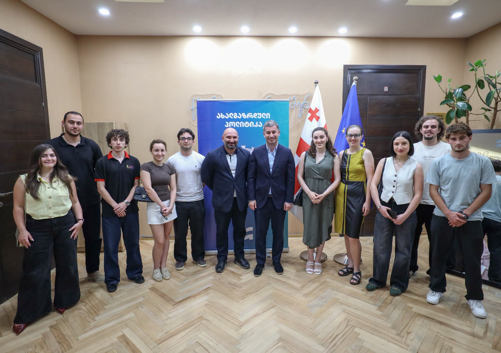 საკრებულოს თავმჯდომარის მოადგილე მიხეილ მუზაშვილი და მაჟორიტარი დეპუტატი კარლო ნოდია ახალგაზრდული პროექტის მონაწილეებს შეხვდნენ