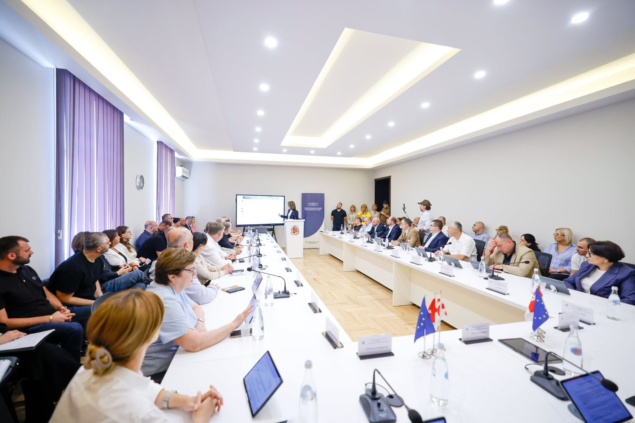 საკრებულოს მორიგი სხდომა რუსთავის მერის 2026 წლის 6 თვის ანგარიშის წარდგენით გაიხსნა